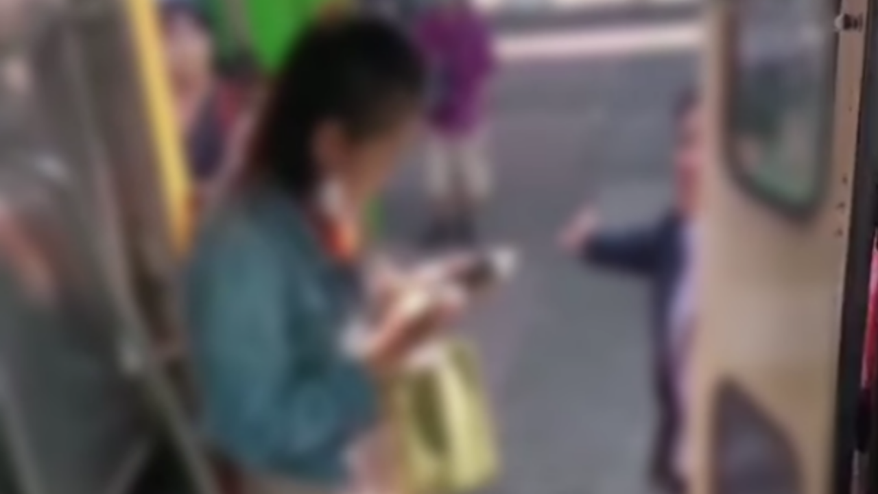 วิจารณ์สนั่น สาวยืนขวางประตู ไม่ให้รถเมล์ออก บอกขอเช็กข้อมูลก่อนได้มั้ย