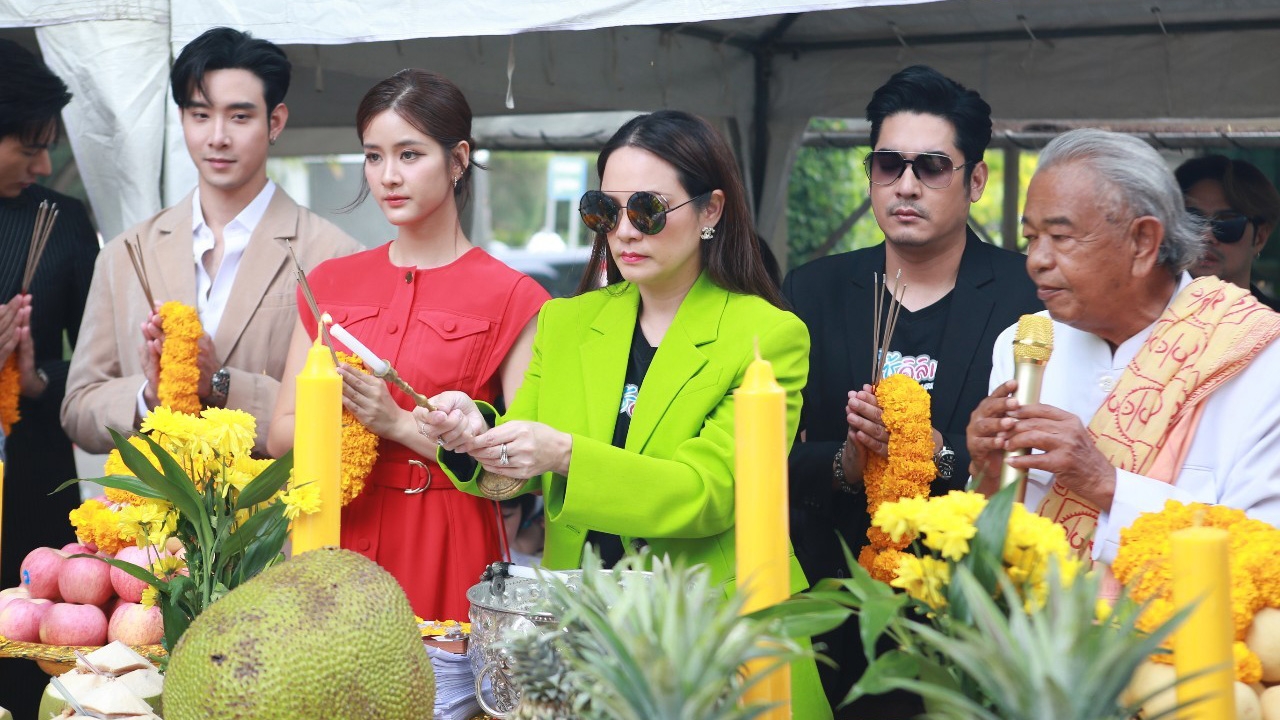 “วี-กีต้าร์” ถือฤกษ์ดีบวงสรวงละคร “สาวใช้ดิลิเวอรี” ได้ “เมฆ-แพรว” พระนางเคมีใหม่