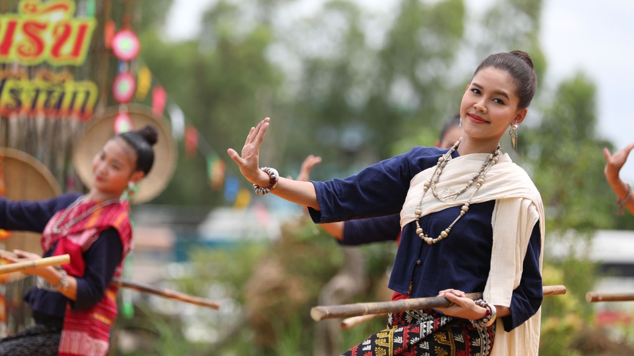 ไข่มุก จัดเต็มนุ่งผ้าซิ่น ห่มสไบ ร่ายรำ “โส้ทั่งบั้ง” ใน ซิ่นลายโส้ ตอนที่ 5