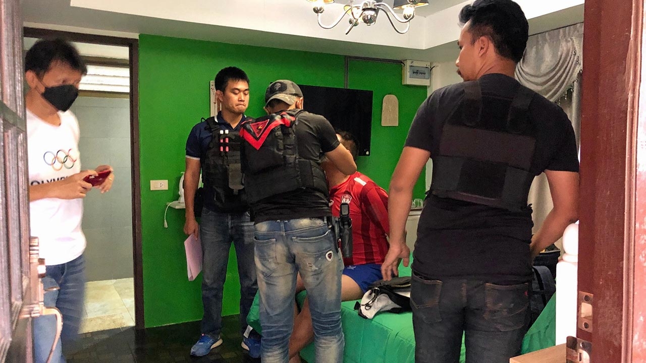 ด.ต.ลัก 134 กระบอก ปืนหลวง ทาสผีพนัน ซ่อนตัวหนองคายจะหนีไปลาว