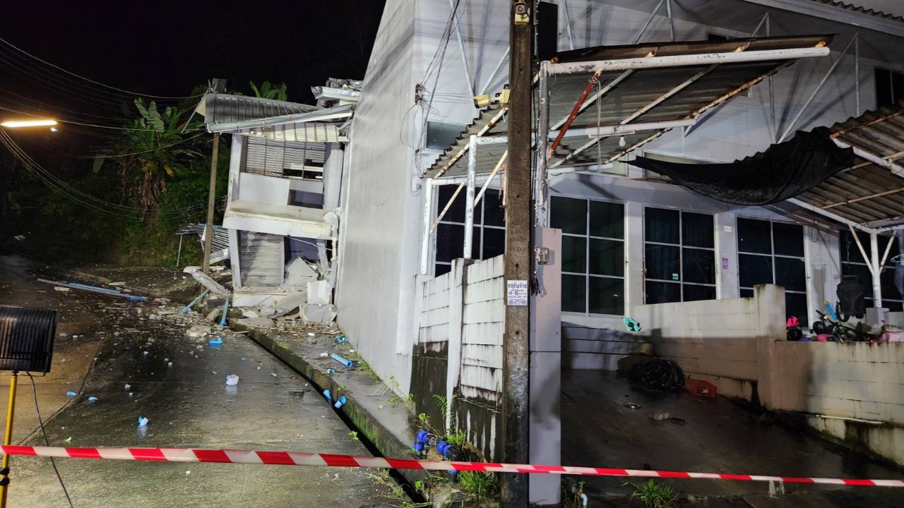 "ภูเก็ตฝนหนัก" อาคารทรุด-พังถล่ม คนเช่าขนของอพยพระทึก คาดดินสไลด์