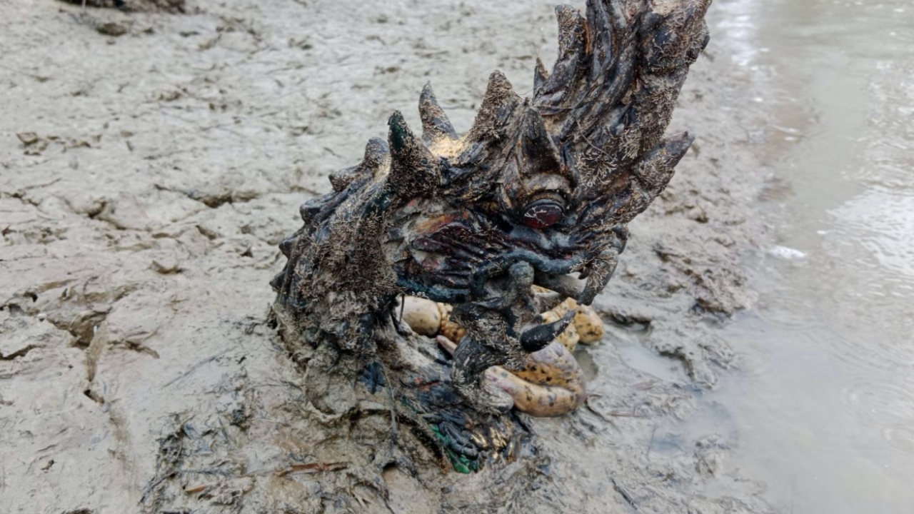 ตะลึง! เศียรพญานาคโผล่ในแม่น้ำระยองข้างวัดหลวงปู่ทิม กบสีทองนอนเฝ้า 