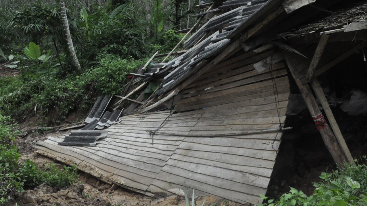 หนีเกือบไม่ทัน นาทีระทึก ดินสไลด์ พื้นพัง ทำบ้านทั้งหลังทรุดลงต่อหน้า