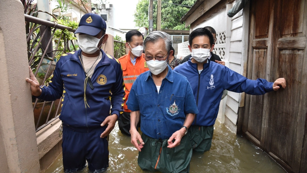 "ชวน" นำคณะลุยน้ำท่วมเกาะเกร็ด จ.นนทบุรี เยี่ยมชาวบ้านที่ได้รับผลกระทบ