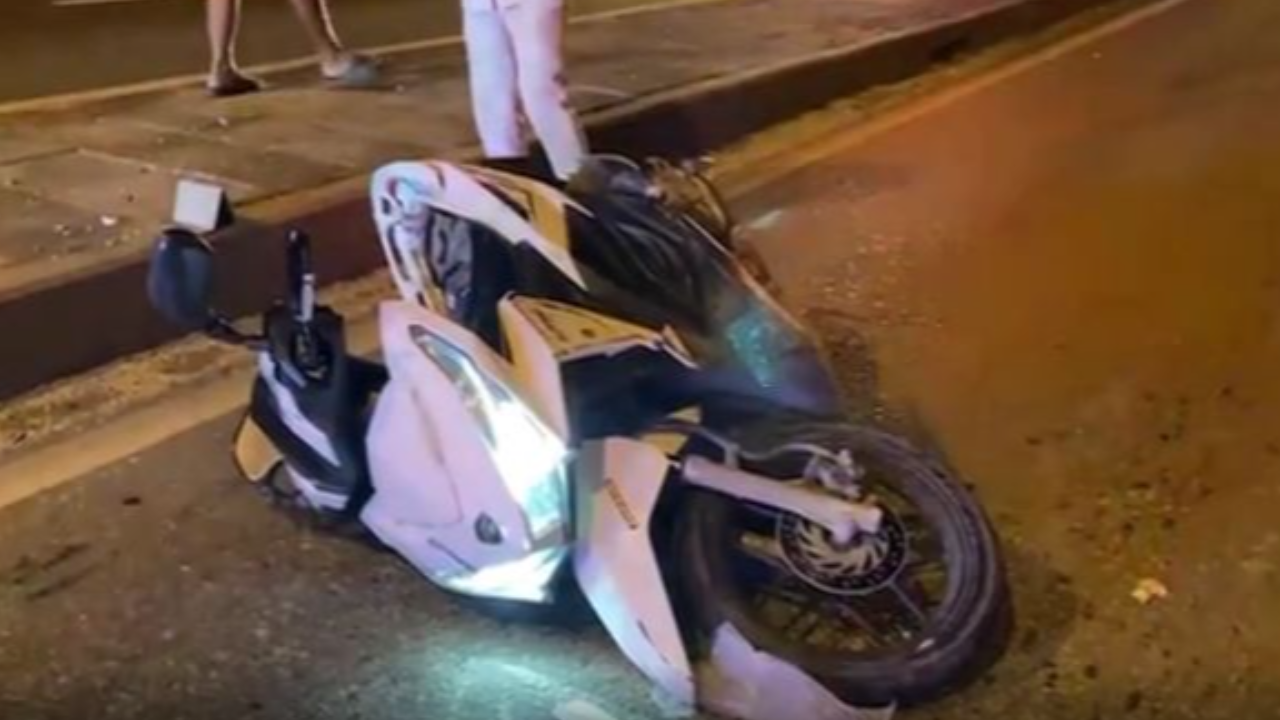 สลด หนุ่มไปรษณีย์ ควบ จยย.ชนเสาไฟดับสยอง คาถนนบายพาสเลี่ยงเมืองชลบุรี