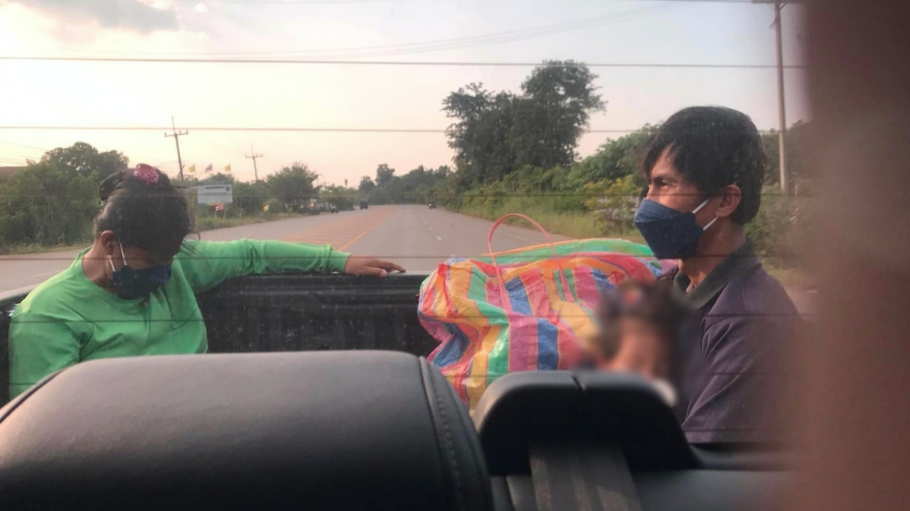 น้ำใจพ่อค้าผ้า ช่วยพ่อแม่ลูก พาไปส่งบขส. ให้ค่ารถกลับบ้านอีก 2 พัน