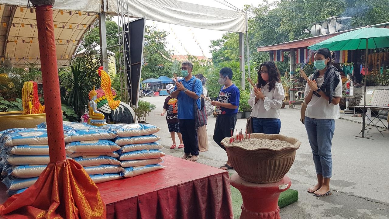 สาวสมหวัง ขนของมาแก้บน "หลวงพ่อรวย" แถมได้ "เลขเด็ดงวดนี้" ลุ้นโชค 1/11/65