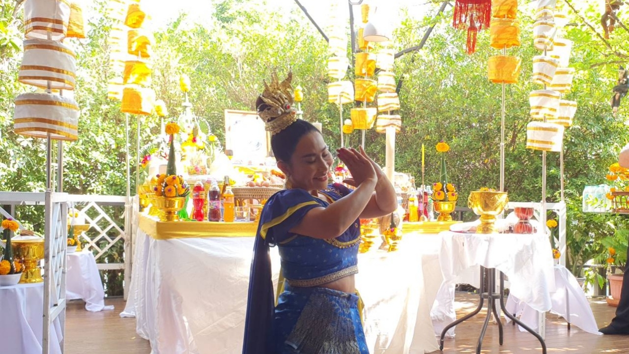 "ลาล่า อาร์สยาม" รำบวงสรวง ถวายองค์ปู่ เปิดรายการสายมู เผย "เลขเด็ด" ในใจ