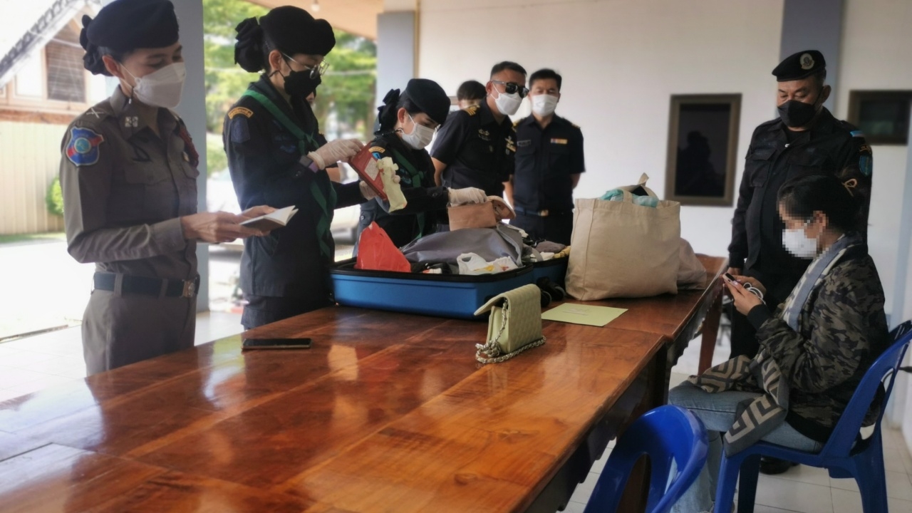 รวบสาวเพชรบุรี ซุกยาเคจากบ่อนเขมรเข้าไทย ถูกจับคาด่านอ้างจะนำมาเสพ