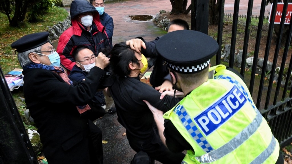 อังกฤษเรียกตัวทูตจีนชี้แจง เหตุผู้ประท้วงถูกทำร้ายที่สถานกงสุลแมนเชสเตอร์