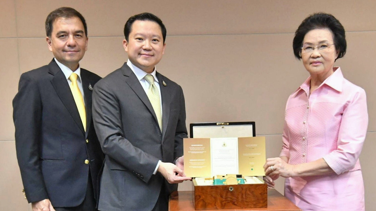 รับมอบกล้องไลก้ารุ่นพิเศษการกุศล สมทบทุนมูลนิธิแพทยศาสตร์ จุฬาฯ