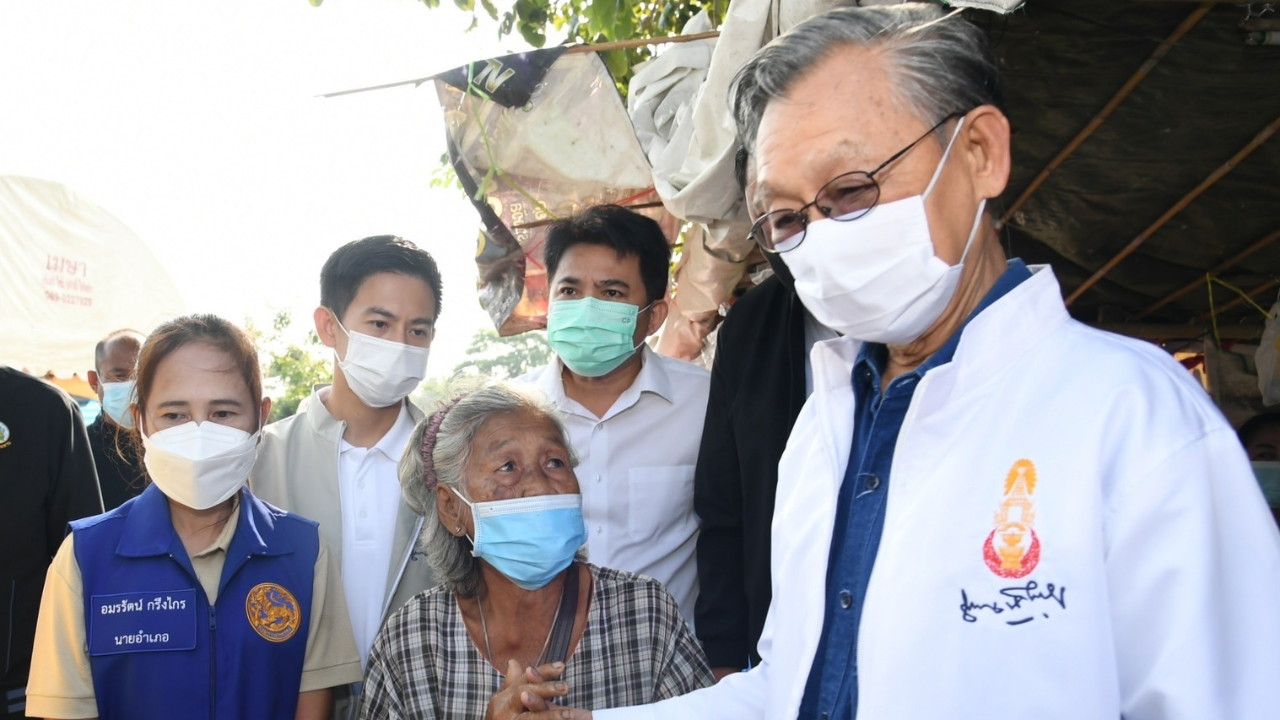 “ชวน” ลงเรือ เยี่ยมผู้ประสบอุทกภัยอยุธยา รับ ประสานนายกฯช่วยเหลือ 