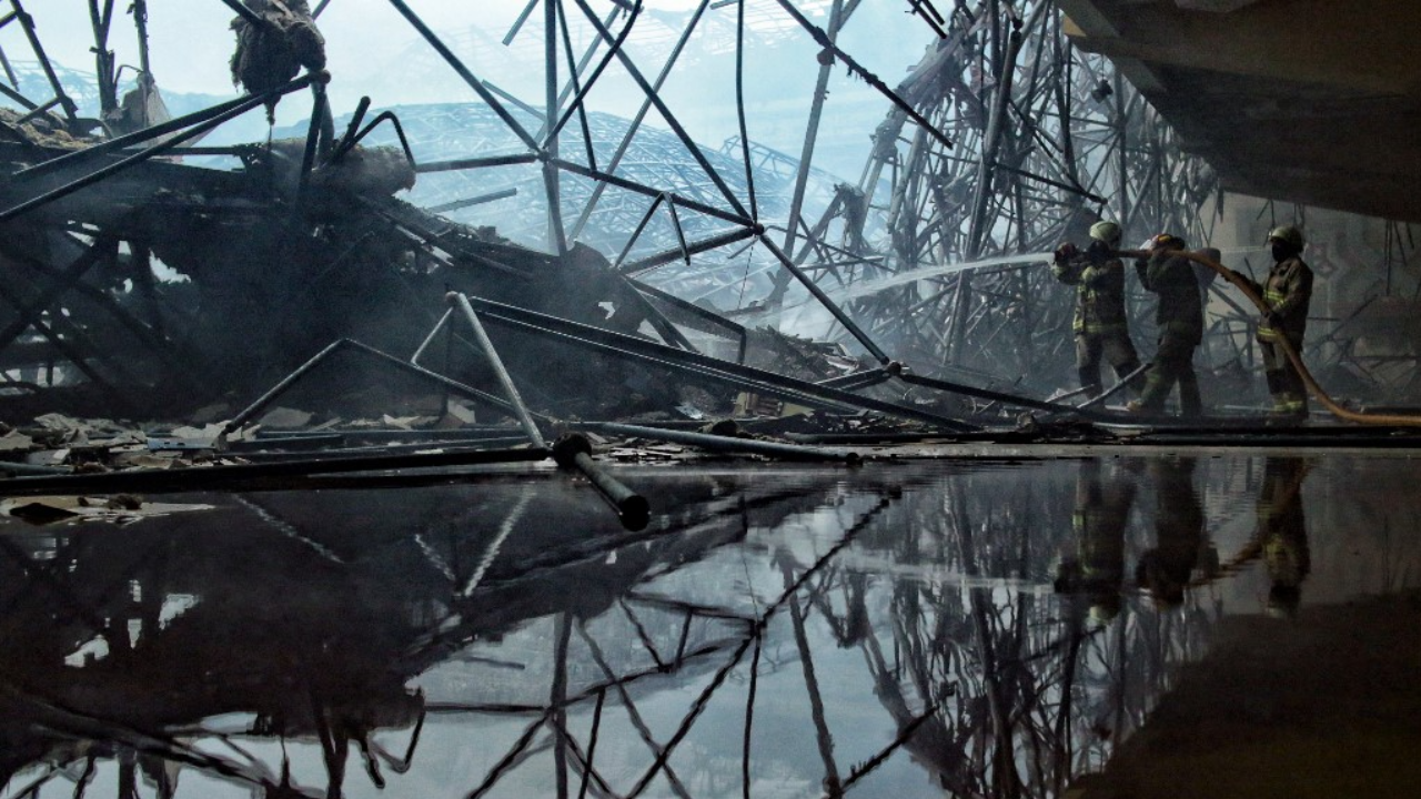 มัสยิดอินโดฯ ไฟไหม้ พังถล่มลงมา ระหว่างการบูรณะซ่อมแซมหลังคา  (คลิป) 