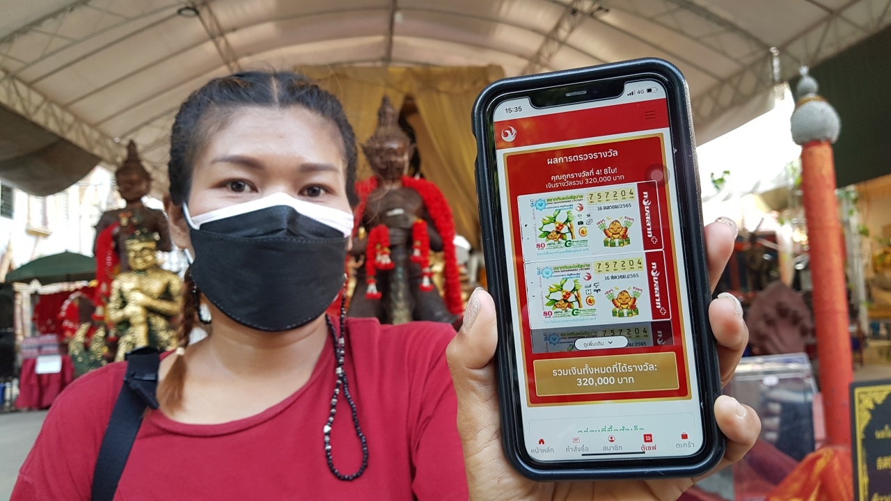 สาวดวงเฮง ถูกหวยกว่า 3 แสน มาแก้บน "ท้าวเวสสุวรรณ" ไม่พลาดขอเลขเด็ด ลุ้นรวยอีกงวด