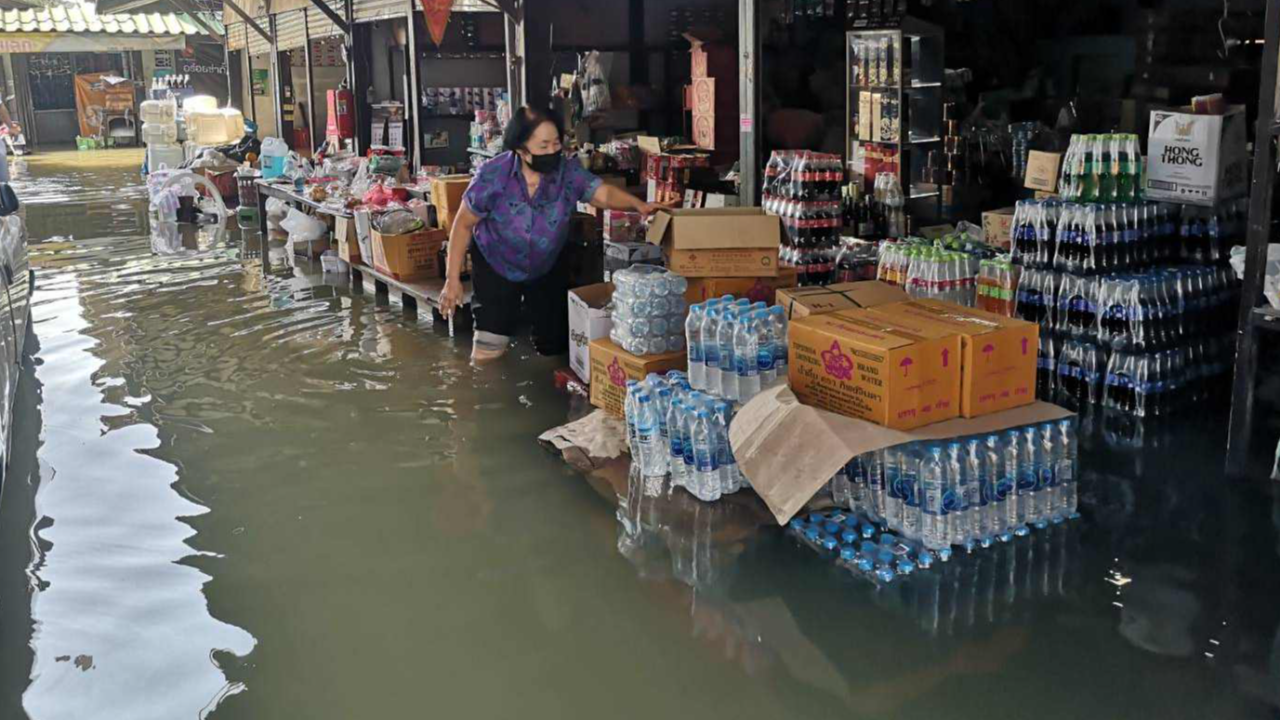 ท่าจีนน้ำมากบวกน้ำทะเลหนุน เอ่อสามพราน นครชัยศรี สวนผลไม้จมมิด