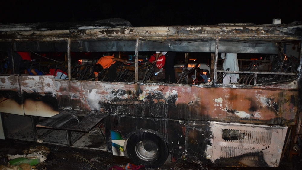 สลด รถบัสไฟไหม้ คร่าชีวิตชาวปากีสถานครอบครัวใหญ่ โดนไฟคลอก ตาย 18  ศพ 