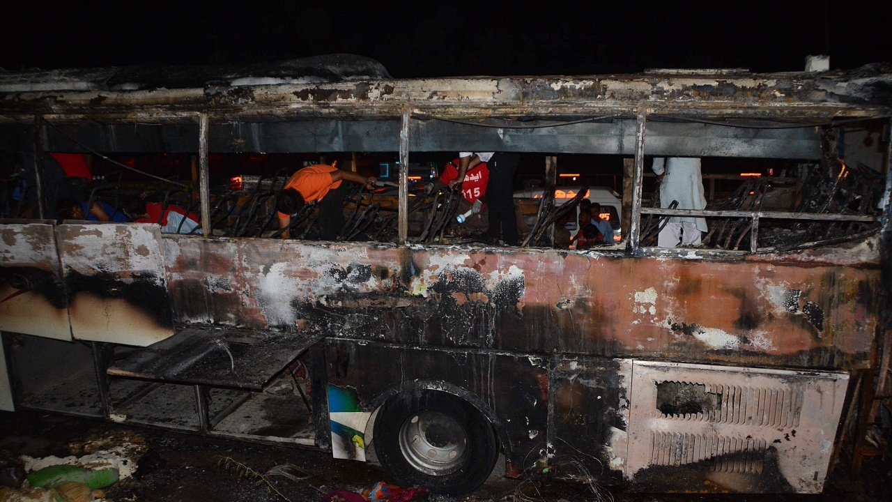 สลด รถบัสไฟไหม้ คร่าชีวิตชาวปากีสถานครอบครัวใหญ่ โดนไฟคลอก ตาย 18  ศพ 