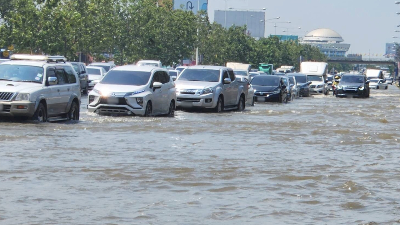 ทะเลหนุนสูง ทะลัก กทม. "ปากน้ำ-นนทบุรี" อ่วม อุตุฯเตือนพายุมาใหม่