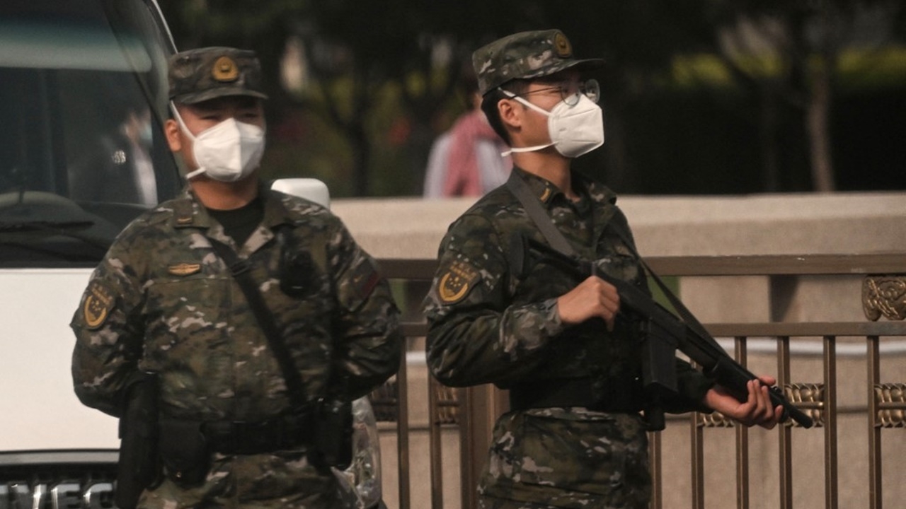 มือมืดติดป้ายประท้วงในปักกิ่ง ก่อนพรรคคอมมิวนิสต์ประชุมใหญ่ครั้งที่ 20