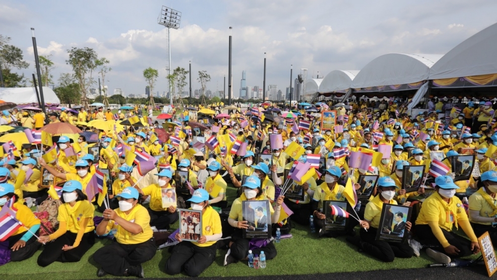 The public welcomed the king and queen for the inauguration of the “Royal Monument of King Rama IX”