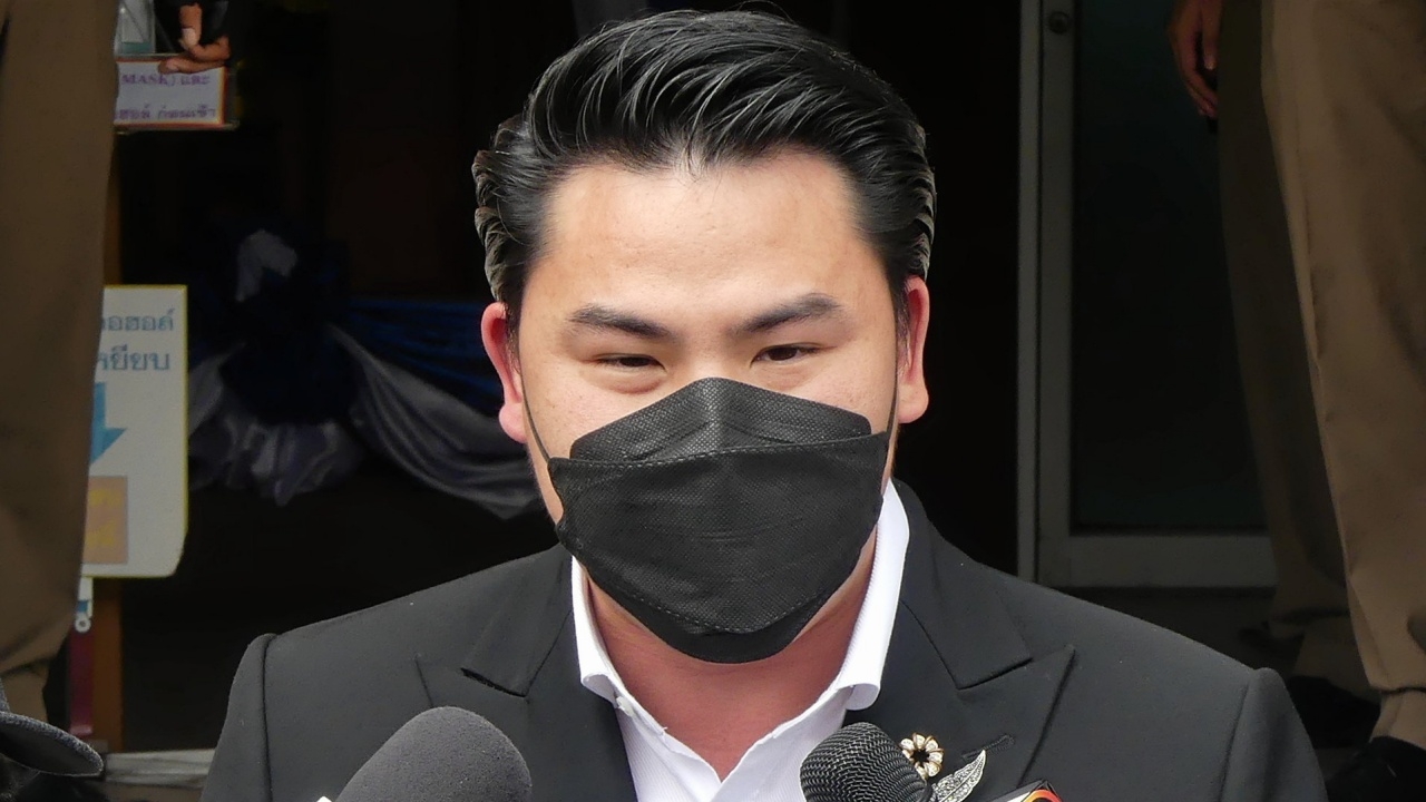 "กัน จอมพลัง" อ้างลูกนักการเมือง วัย 13 ถูกพ่อทำร้าย จับได้ว่าแต่งหญิง