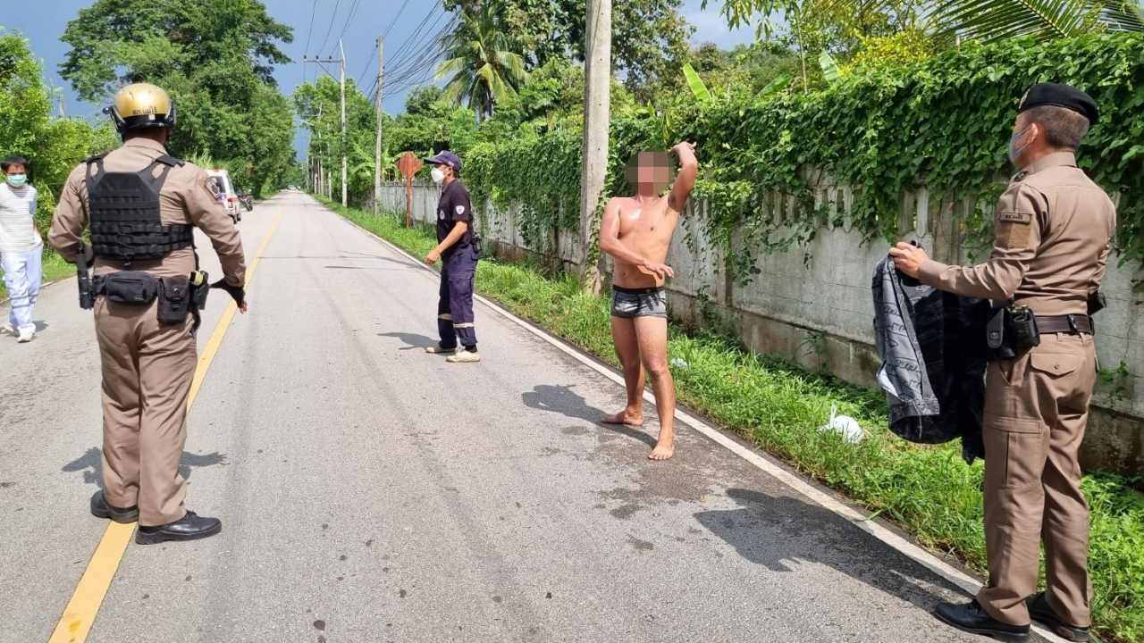 วุ่น ไบเกอร์แก้ผ้าเอ็กเซอร์ไซส์กลางถนน ค้นตัวเจอยาบ้า 100 เม็ด