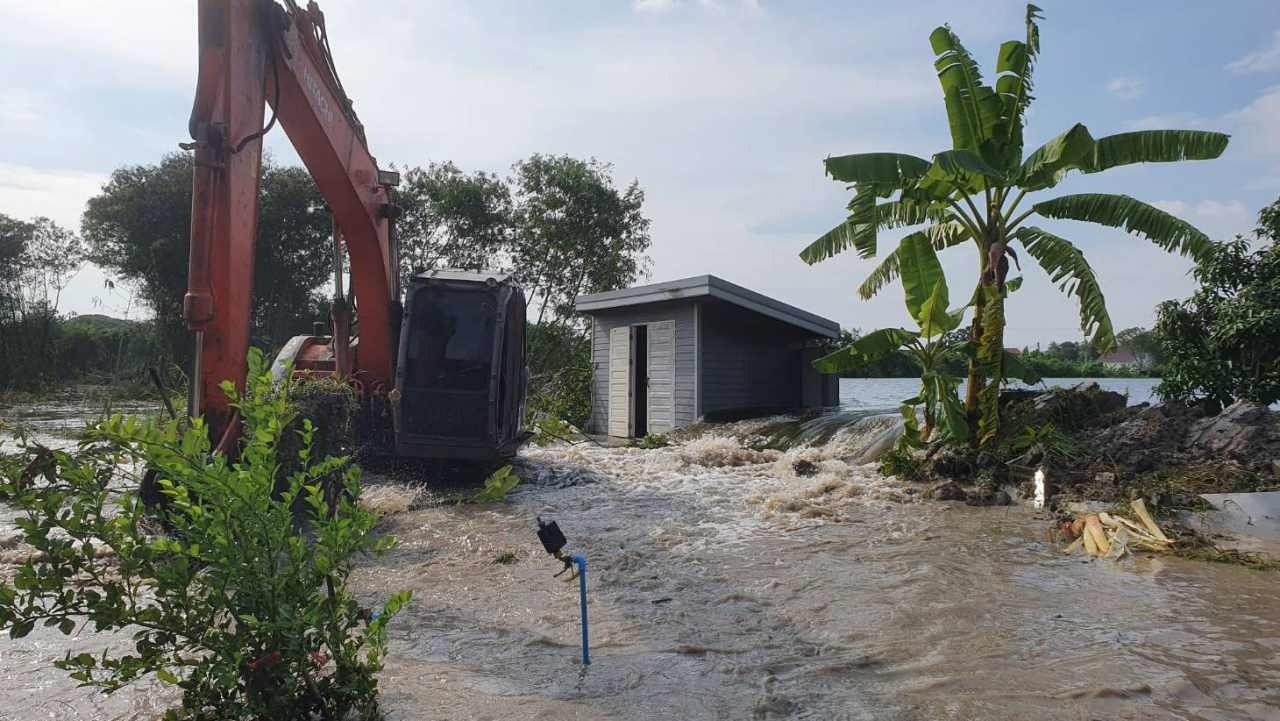 น้ำท่าจีนทะลัก ท่วม ม.กฤษดานคร 26 ถูกตัดขาดจากภายนอก 