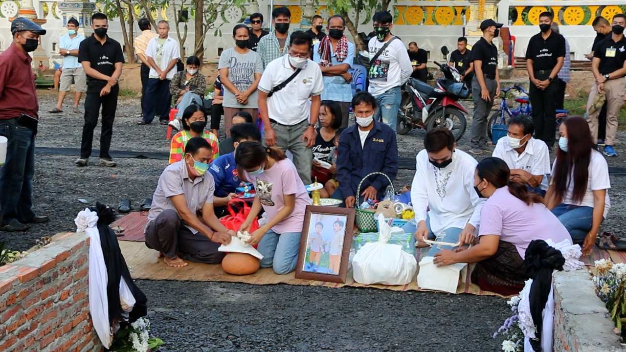 "เจ้าน้ำตาล" สุนัขคู่ใจ "น้องฝาแฝด" หอนทั้งคืน ก่อนตามญาติมาเก็บกระดูก