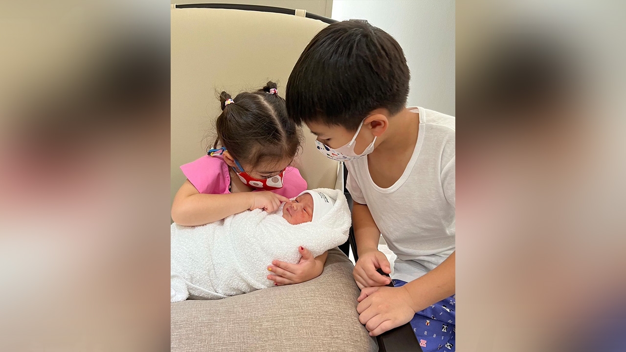 น่าเอ็นดู ดีแลน-เดมี่ สวมบทพี่เลี้ยง ดูแล “น้องดีออน” ไม่ห่าง หน้าตาดีทั้งบ้าน