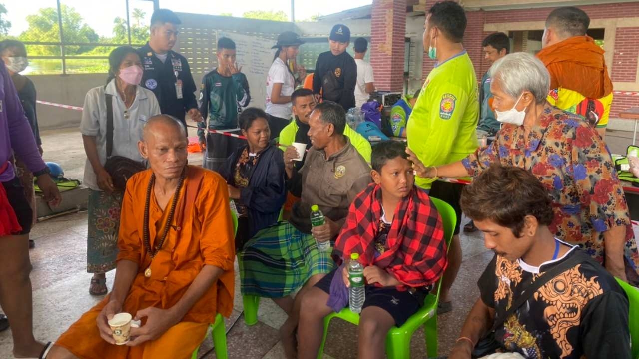 เรือพระวัดดังล่มที่พัทลุง พระและคณะรวม 5 คนลอยคอนับ 10 ชม.ช่วยได้ปลอดภัย