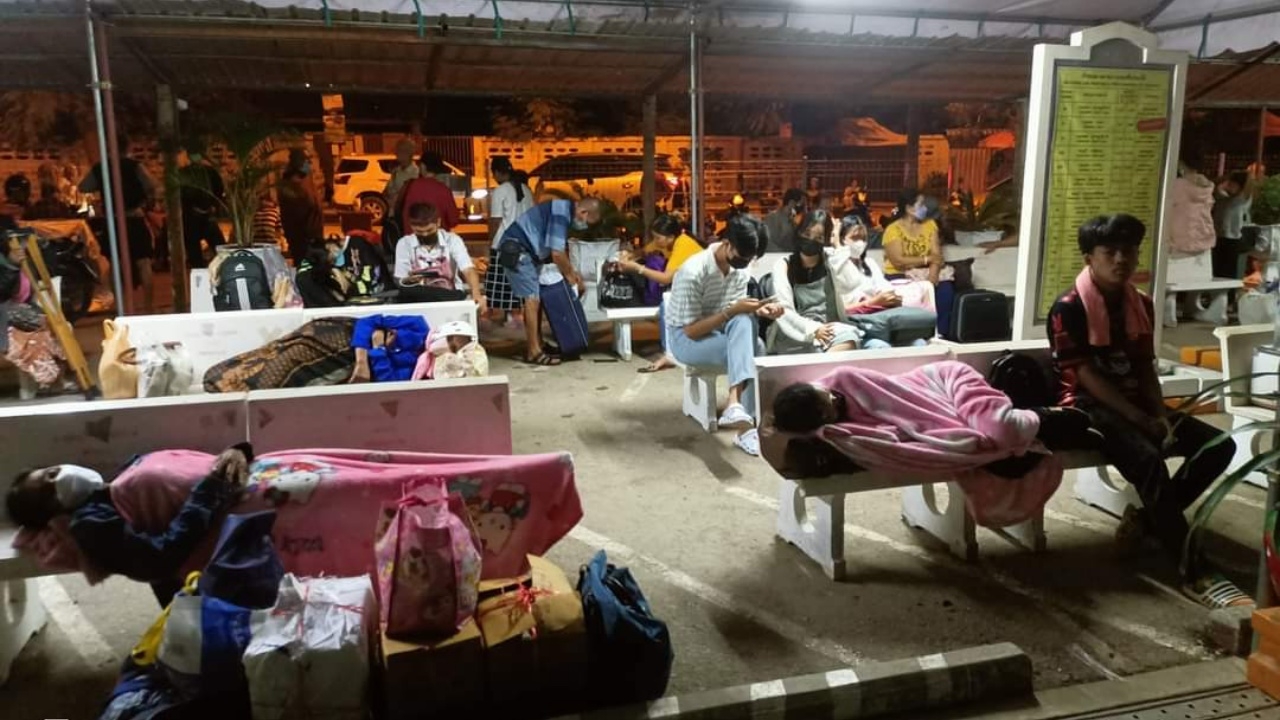 รถไฟสายใต้สะดุด หยุดเดินรถที่สถานีชะอำ ระดับน้ำสูง ทำคนตกค้างอื้อ