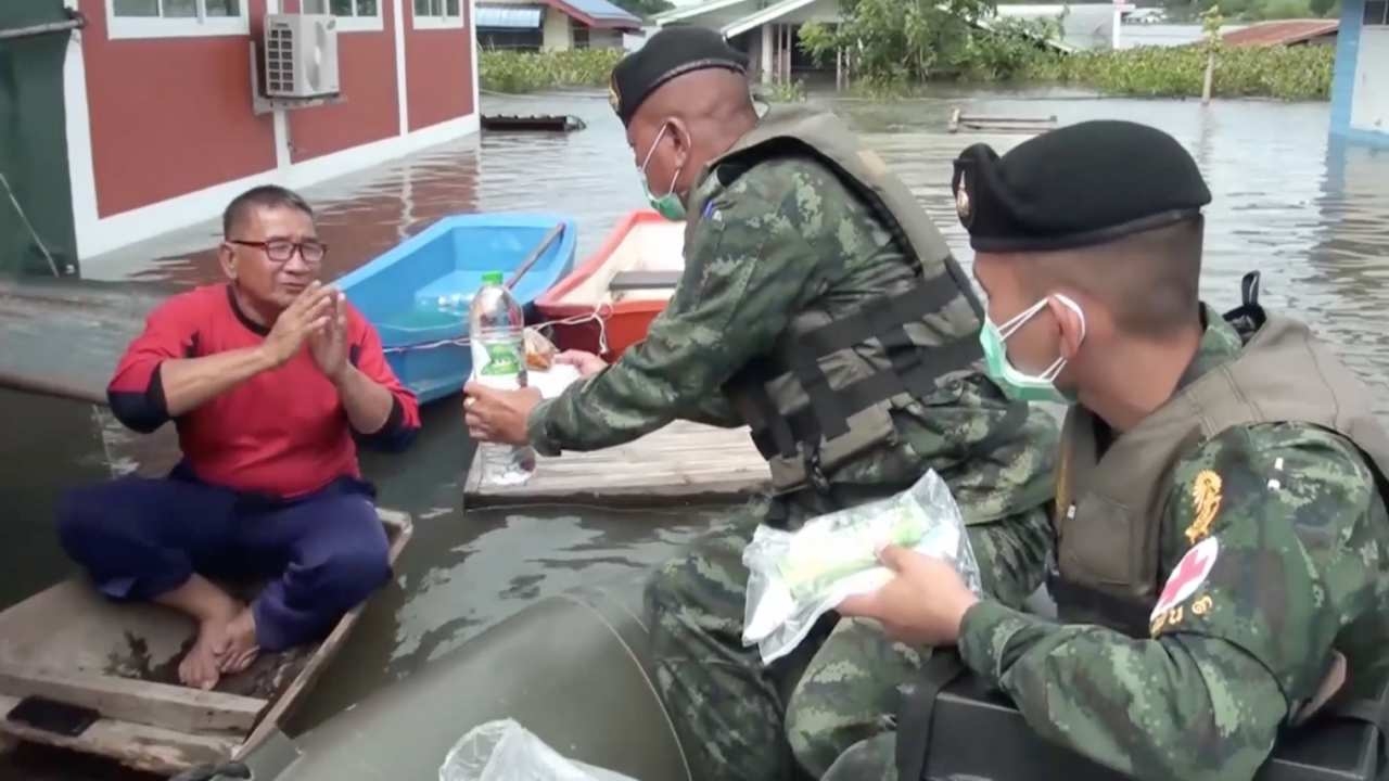 น้ำท่วมอุบลฯ หนักกว่าปี 62 ทหารลำเลียงน้ำ ยา และอาหารส่งถึงบ้านประชาชน
