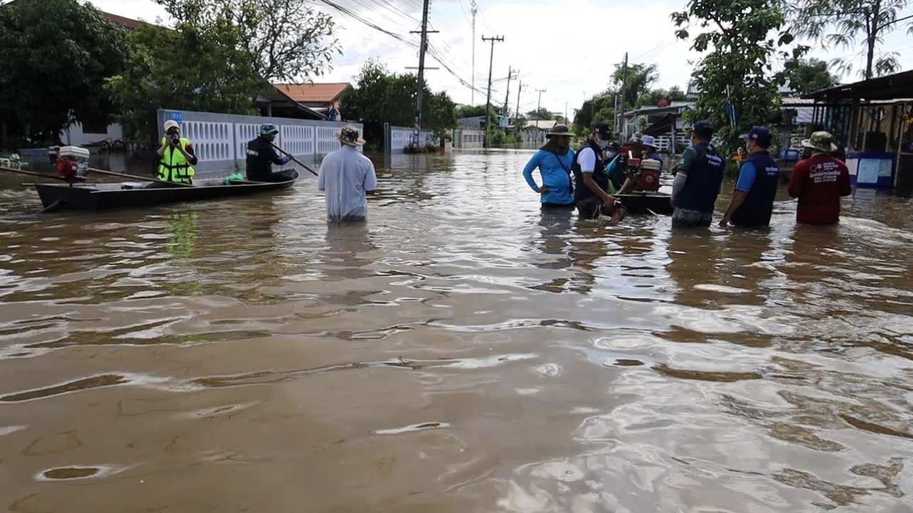 โคราชน้ำท่วม 9 อำเภอ ผู้ว่าฯ นั่งไม่ติด กำชับทางอำเภอเร่งฟื้นฟูเยียวยา ปชช.