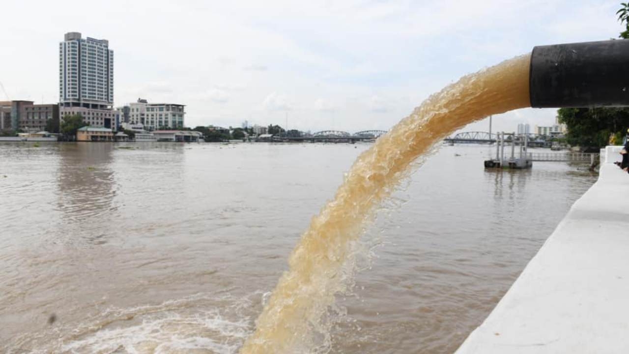 กทม. เตือนประชาชนนอกคันกั้นน้ำริม "แม่น้ำเจ้าพระยา" ให้ยกของขึ้นที่สูง