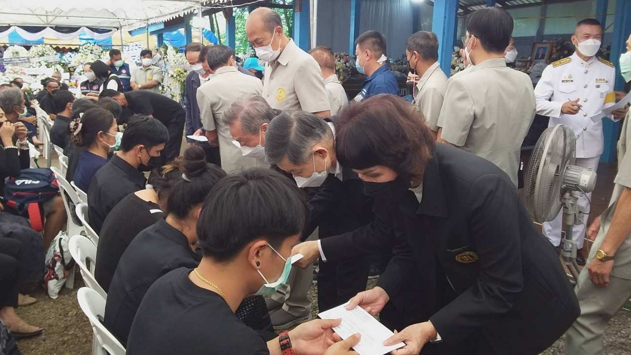 มูลนิธิป่อเต็กตึ๊งมอบเงินช่วยญาติ 11 ศพที่วัดศรีอุทัย รายละ 20,000 บาท
