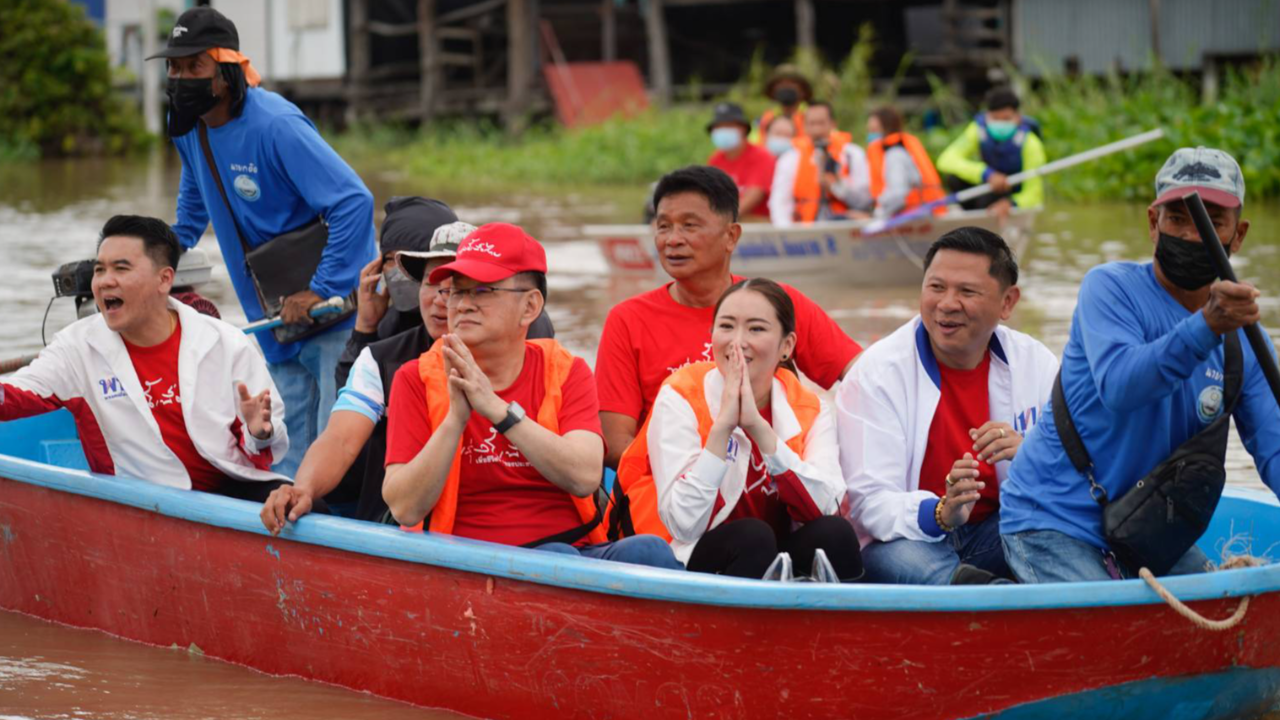 "แพทองธาร" ให้กำลังใจประชาชน น้ำท่วม "อยุธยา" อัด 8 ปี รัฐแก้ไม่เป็นระบบ