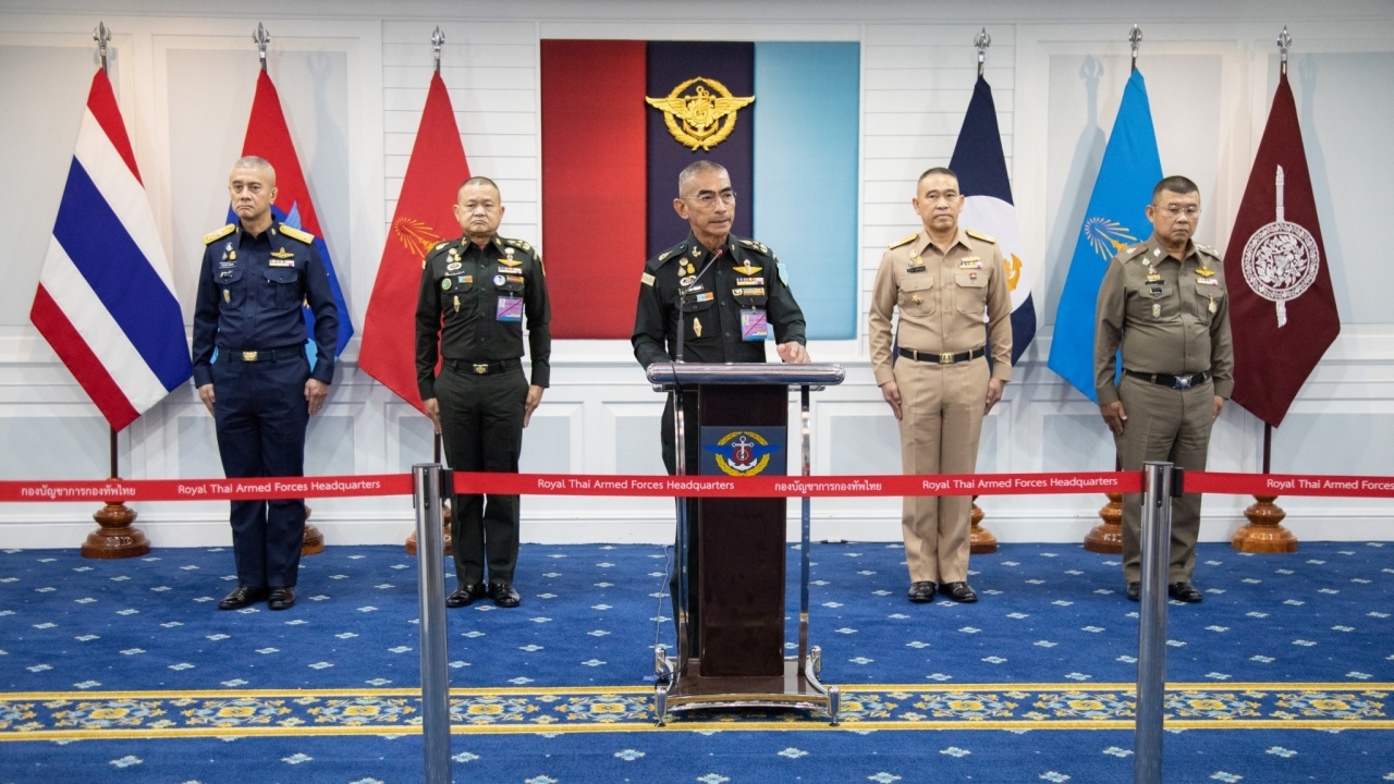 "บิ๊กแก้ว" ย้ำจุดยืนกองทัพไม่มี ปว. ไม่ยุ่งการเมือง แม้เปลี่ยนขั้ว รบ.