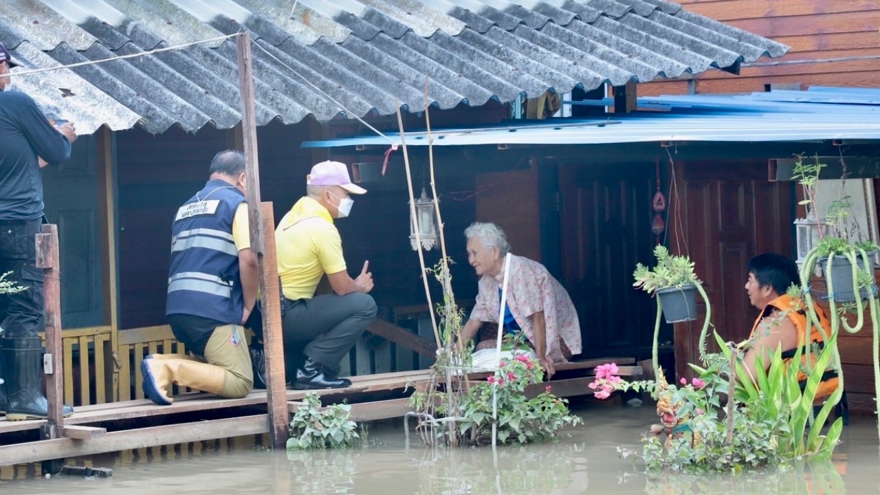 ผบ.ทบ. ลุยน้ำให้กำลังใจชาวนนทบุรี ส่งแพทย์ ทหาร ช่วยตั้งแต่ต้นน้ำ