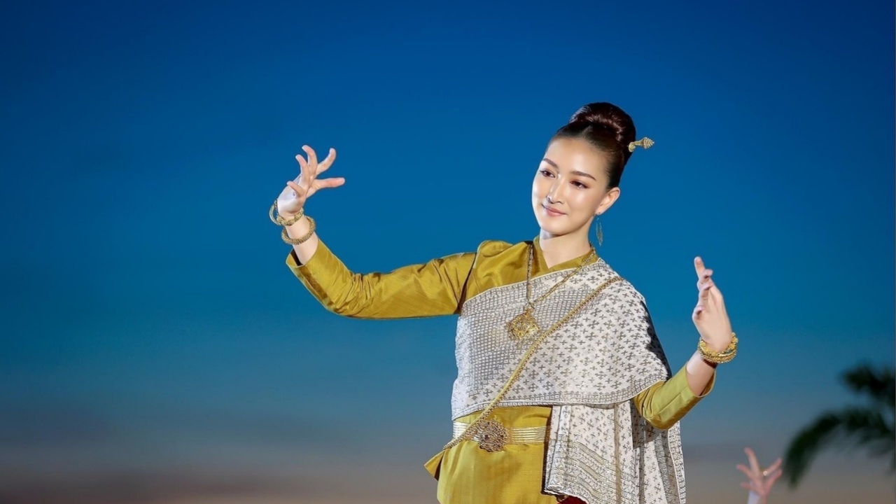 งดงามอ่อนช้อย แพนเค้ก เขมนิจ ร่วมรำบวงสรวงบูชาพญานาคที่หนองคาย