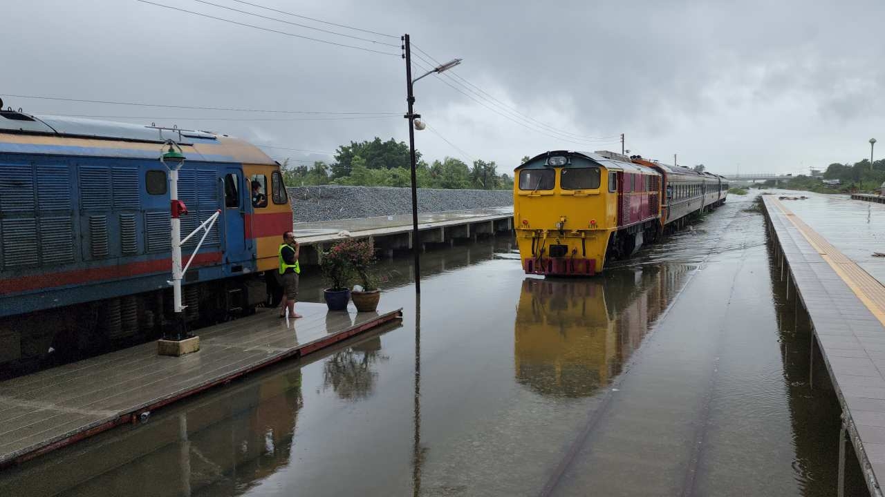 น้ำท่วมชะอำกระทบรางรถไฟ ต้องใช้ความเร็วต่ำ ทำให้รถสายใต้ล่าช้า