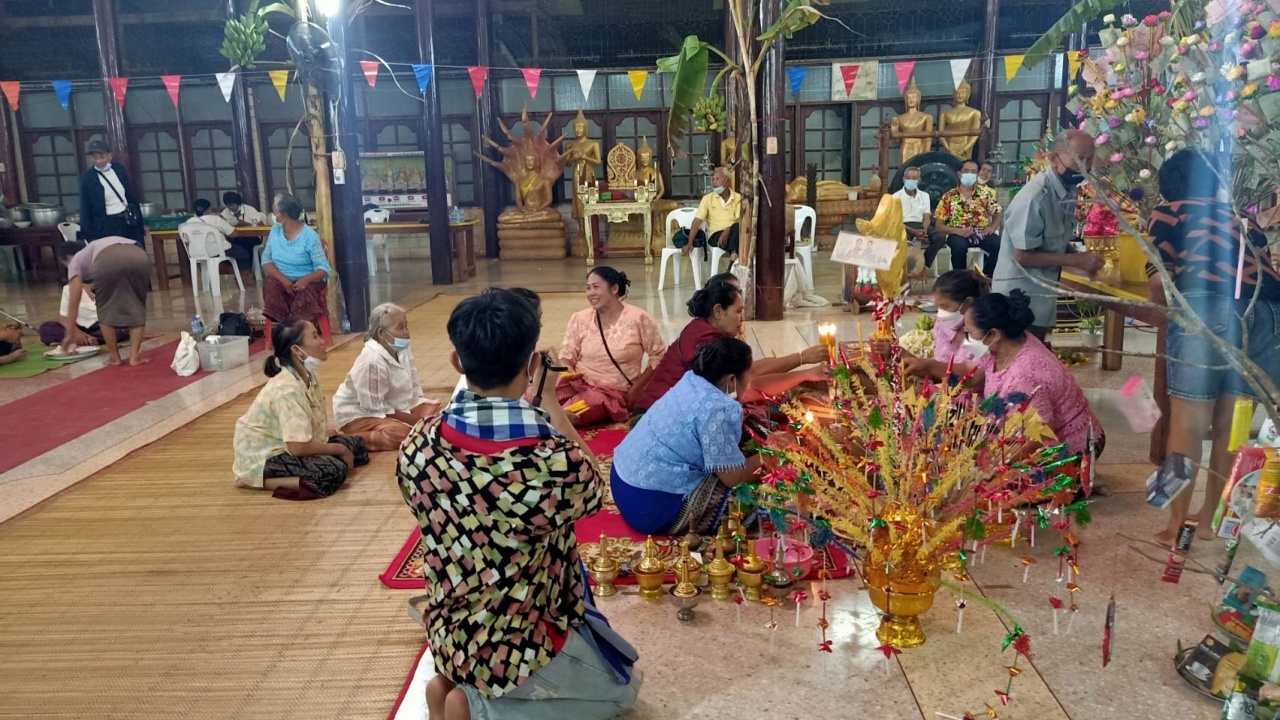 คอหวยส่อง "เลขเด็ด" หางประทัด ขบวนแห่งานเทศน์มหาชาติ หวังลุ้นโชคงวดนี้