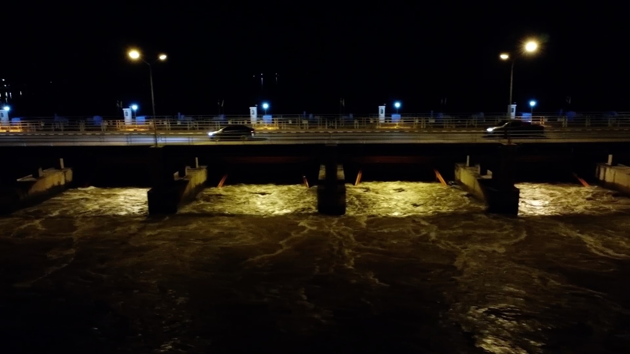 เขื่อนเจ้าพระยายังวิกฤติ ปักธงแดงครบอาทิตย์ ชาวบ้านนอนริมถนนวอนขอห้องน้ำเพิ่ม