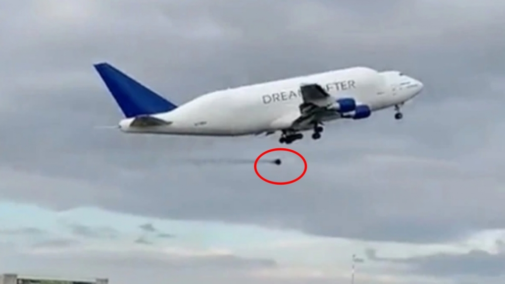 นาทีช็อก โบอิ้ง 747 ลำใหญ่บึ้ม ล้อไฟไหม้ หลุดจากเครื่องบินในอิตาลี (คลิป)