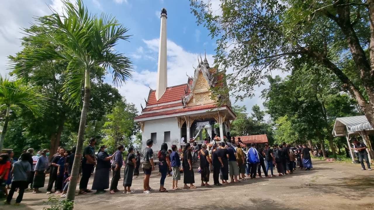ญาติอาลัยเผาศพเมียมือกราดยิง พี่สาวขอบคุณ ชาวบ้านช่วยเหลือที่วัดศรีอุทัย