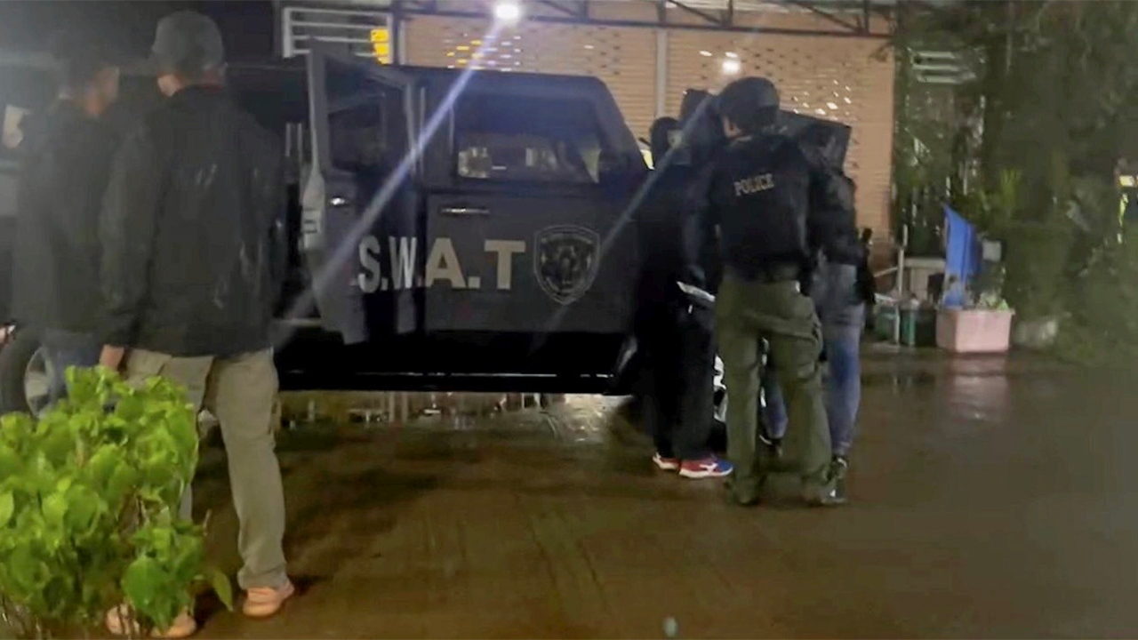 ผัวปืนโหดบุกยิงเมีย จ่อขมับฆ่าตัวเองหนีความผิด