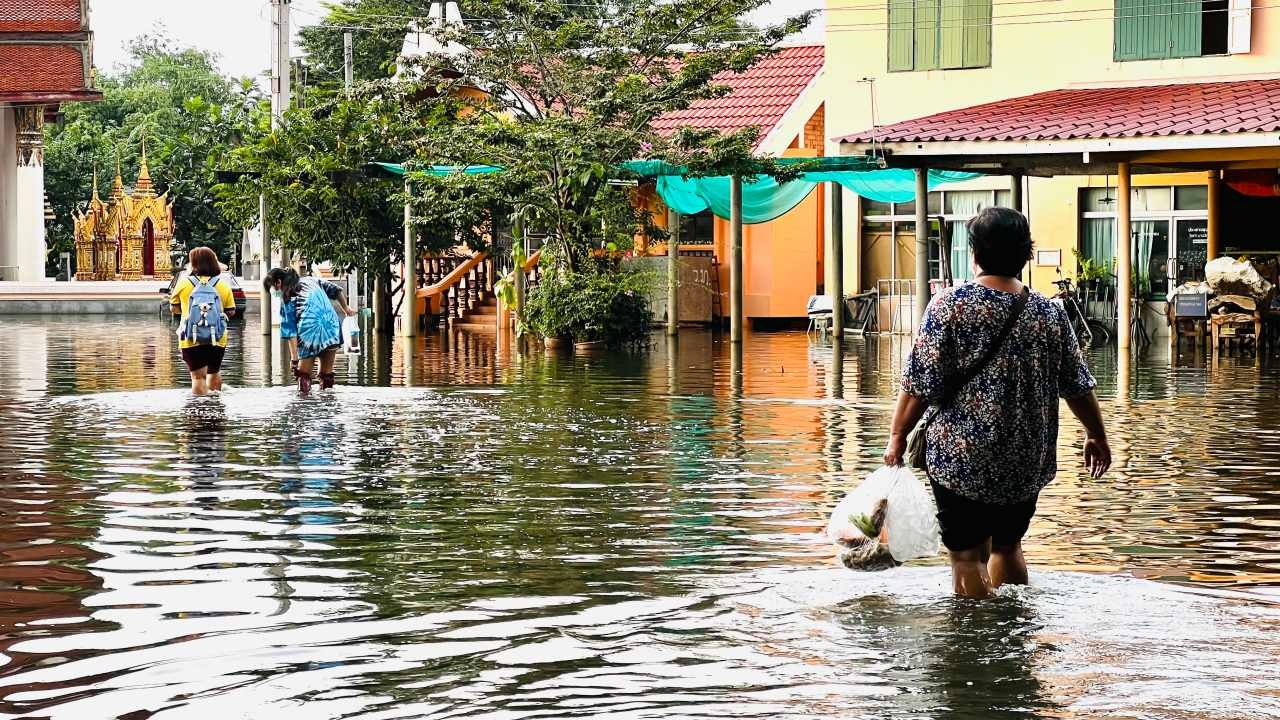 ชาววัดท่าบางสีทอง บางกรวย วอนช่วย น้ำท่วมนานนับเดือนเริ่มเน่า