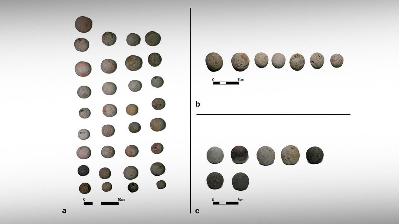 ลูกหินที่อาจเป็นเกมกระดานของกรีกโบราณ