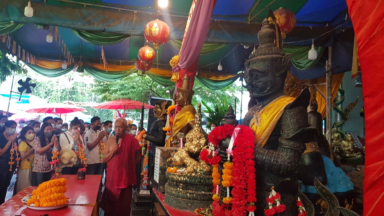 สาธุชนฝ่าสายฝน ขอโชค "5 มหาเทพ" วัดสว่างอารมณ์  ไม่พลาดส่อง "เลขเด็ด" ธูปมงคล