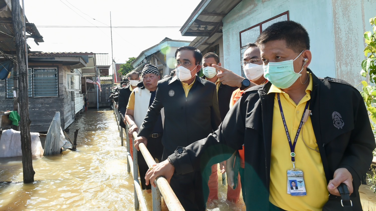 "บิ๊กตู่" ขออย่าโทษใครน้ำท่วมซ้ำซาก ตรวจน้ำนนทบุรี-ม็อบ รอขับไล่ แต่เก้อ