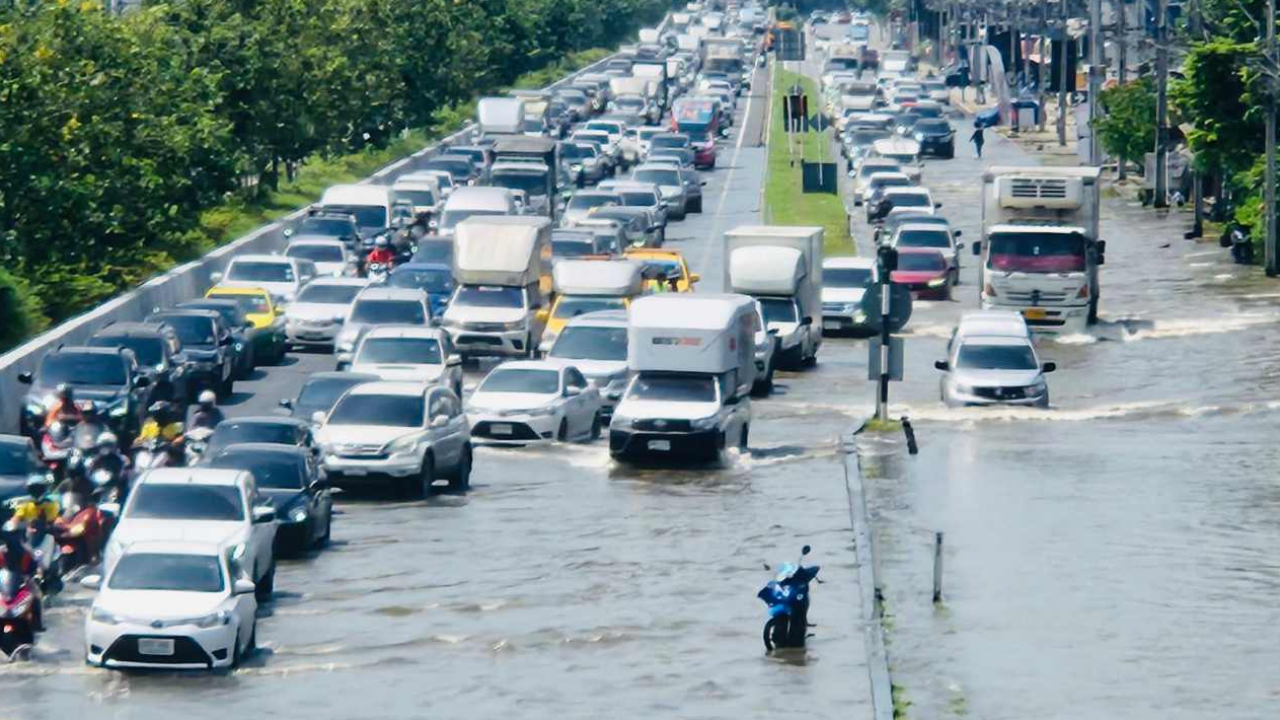  แม่น้ำเจ้าพระยา ล้นคันกั้นสะพานพระราม 5 ท่วม ถ.พิบูลสงคราม-นครอินทร์ 